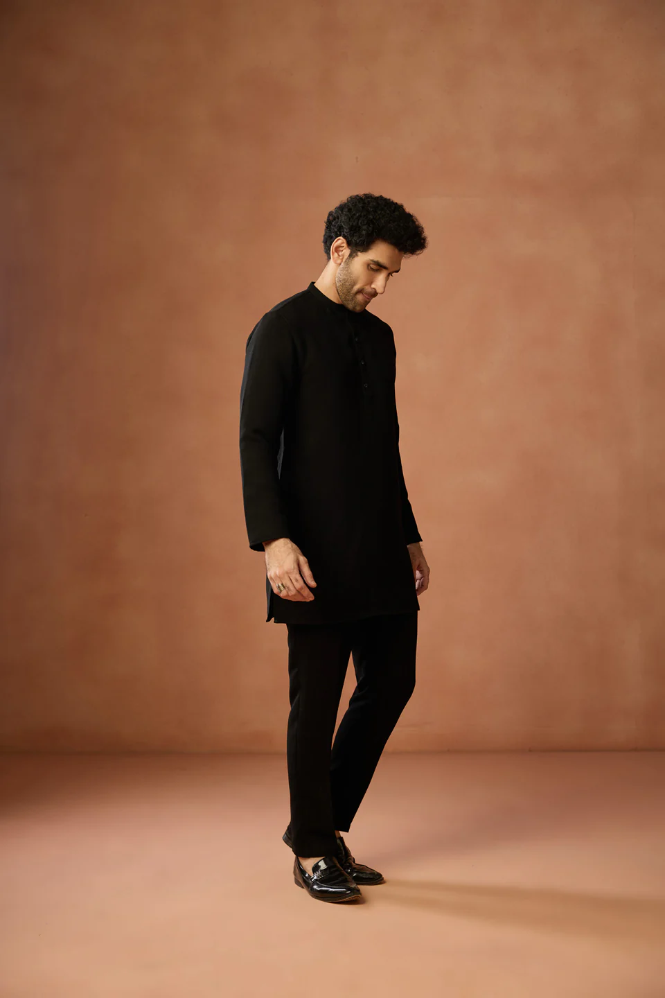 Black Silk Blend Solid Mid Kurta Trouser Set - Image 3