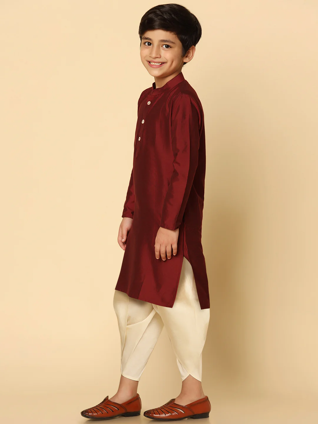 Boy's Maroon Cotton Blend Solid Dyed Kurta - Image 2