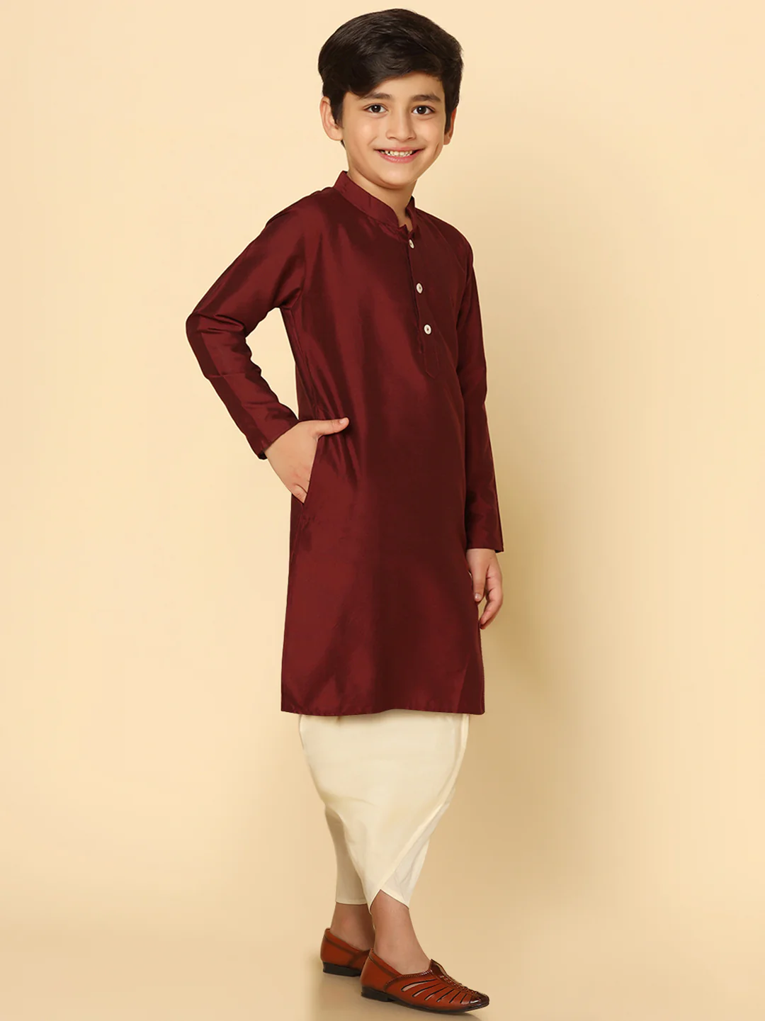 Boy's Maroon Cotton Blend Solid Dyed Kurta - Image 3