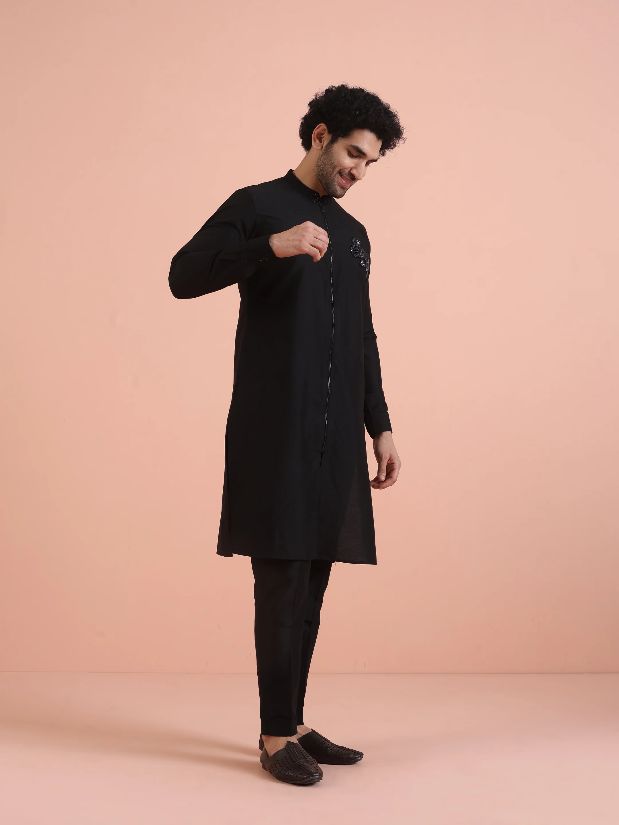 Men Black Solid Kurta with Patch Work - Image 2