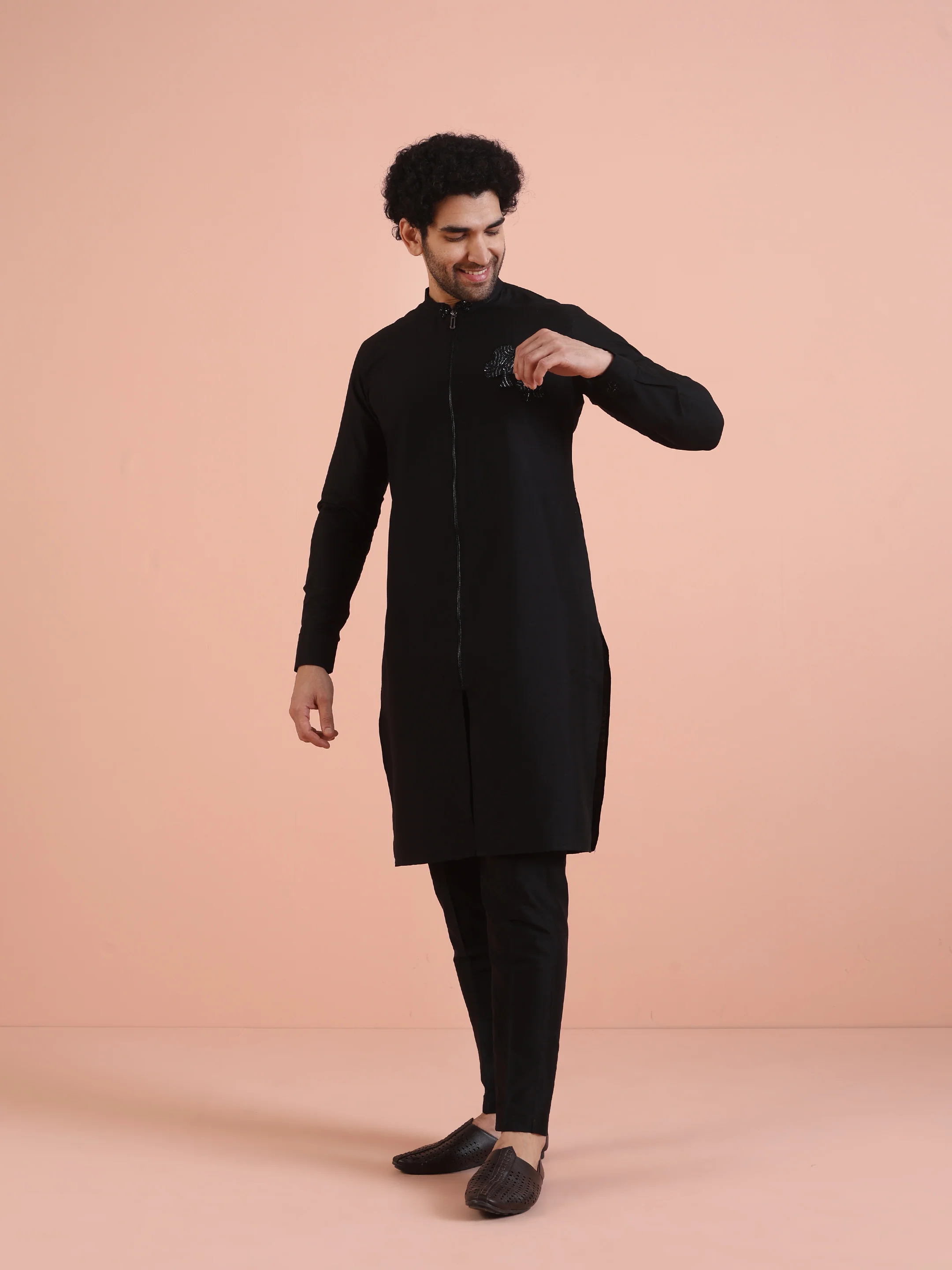Men Black Solid Kurta with Patch Work - Image 3