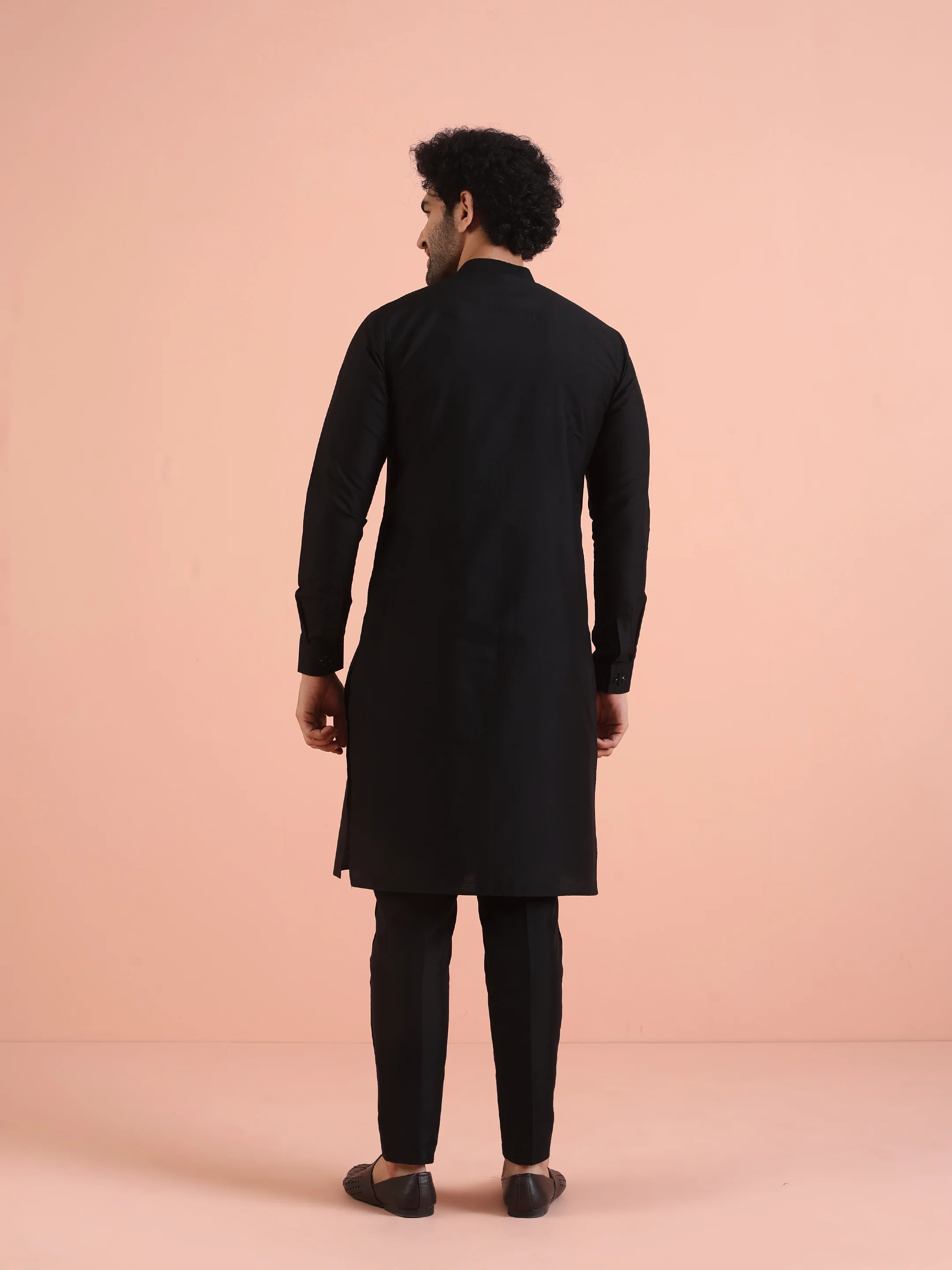 Men Black Solid Kurta with Patch Work - Image 4