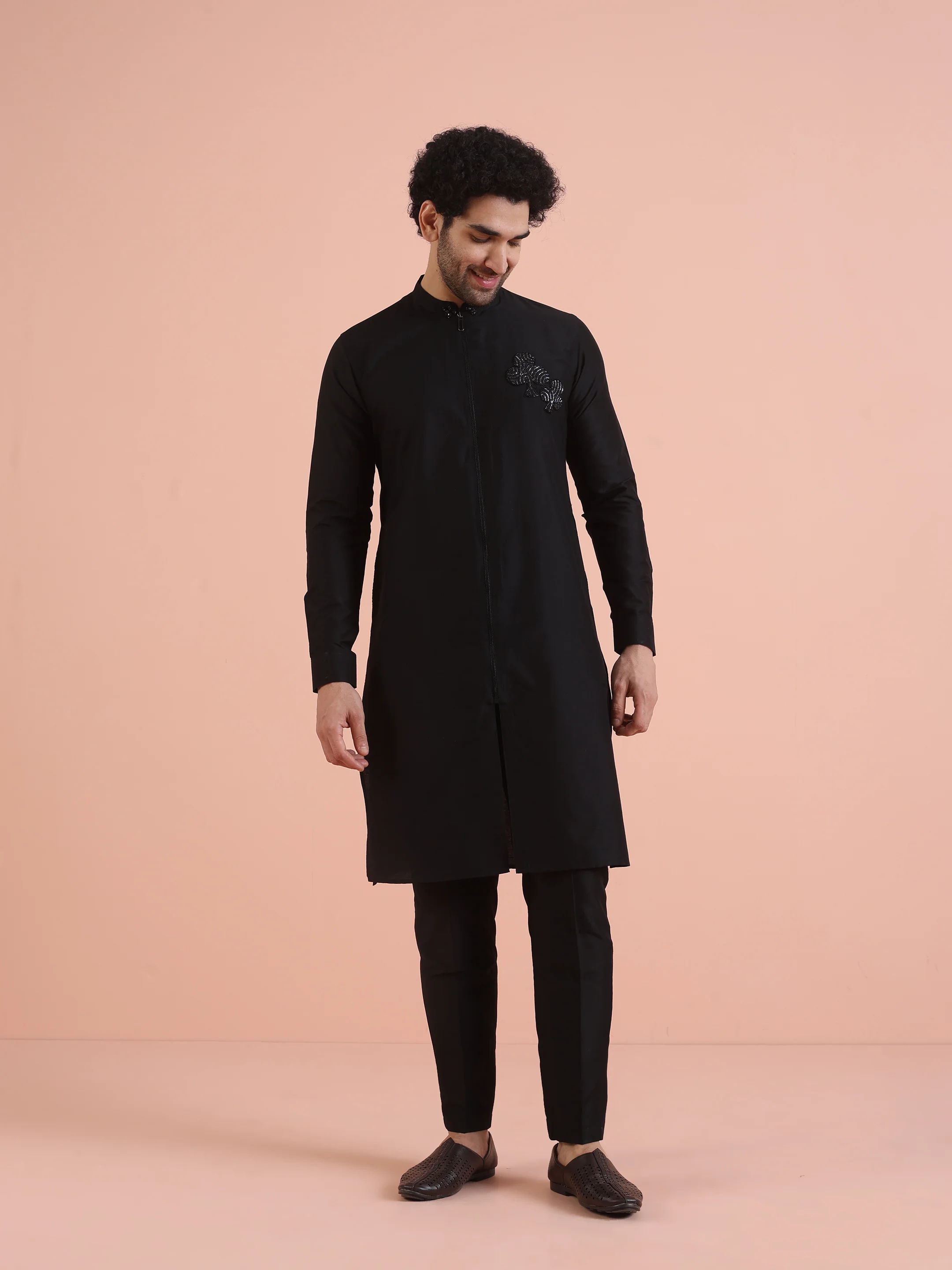 Men Black Solid Kurta with Patch Work - Image 6