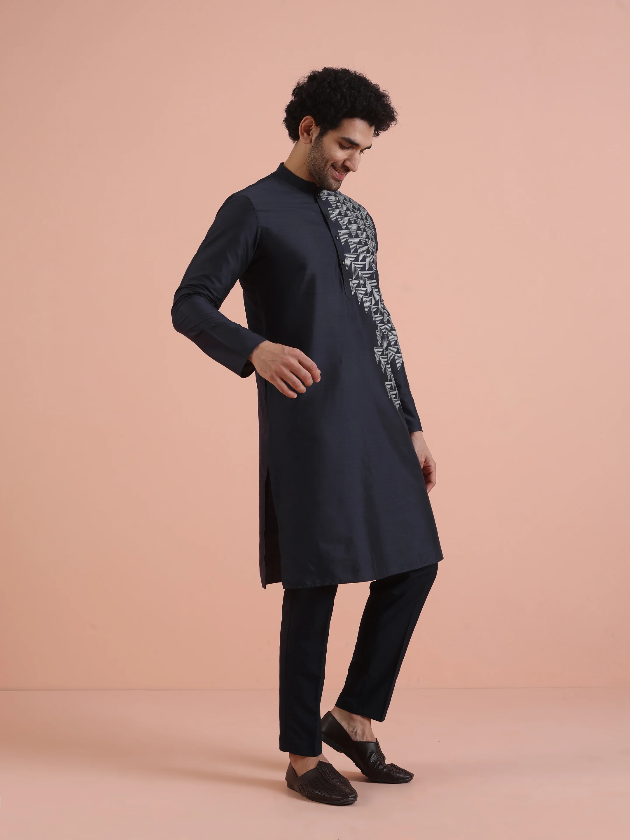 Men Navy Blue Printed Geometric Kurta - Image 2