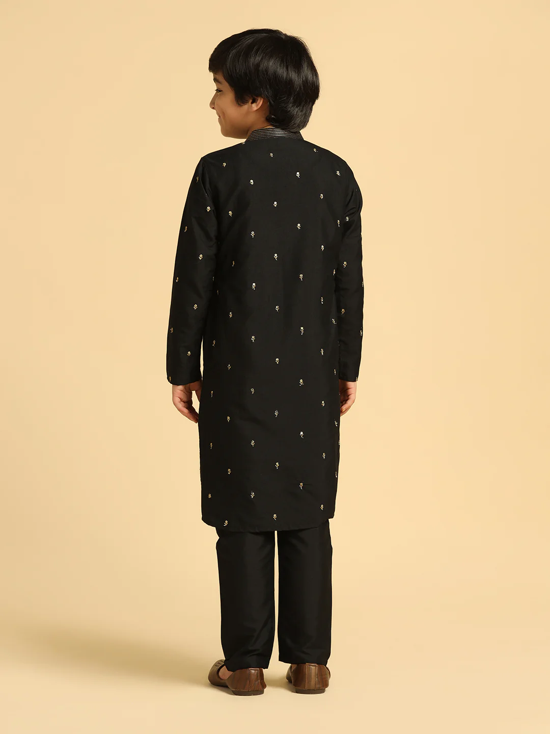 Boy's Black Embroidered Kurta - Image 4