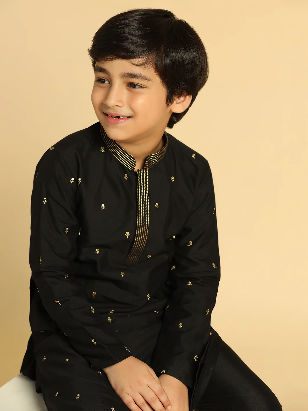 Boy's Black Embroidered Kurta - Image 6