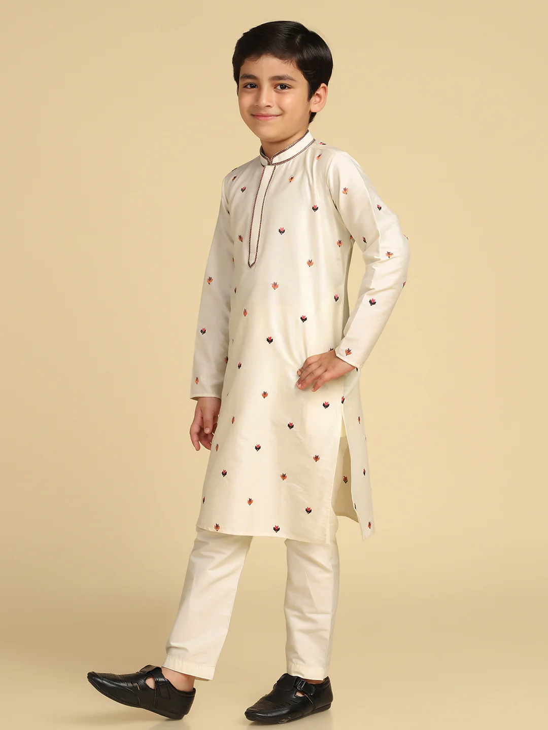 Boy's Off White Embroidered Ethnic Motifs Kurta Pyjama Set - Image 2