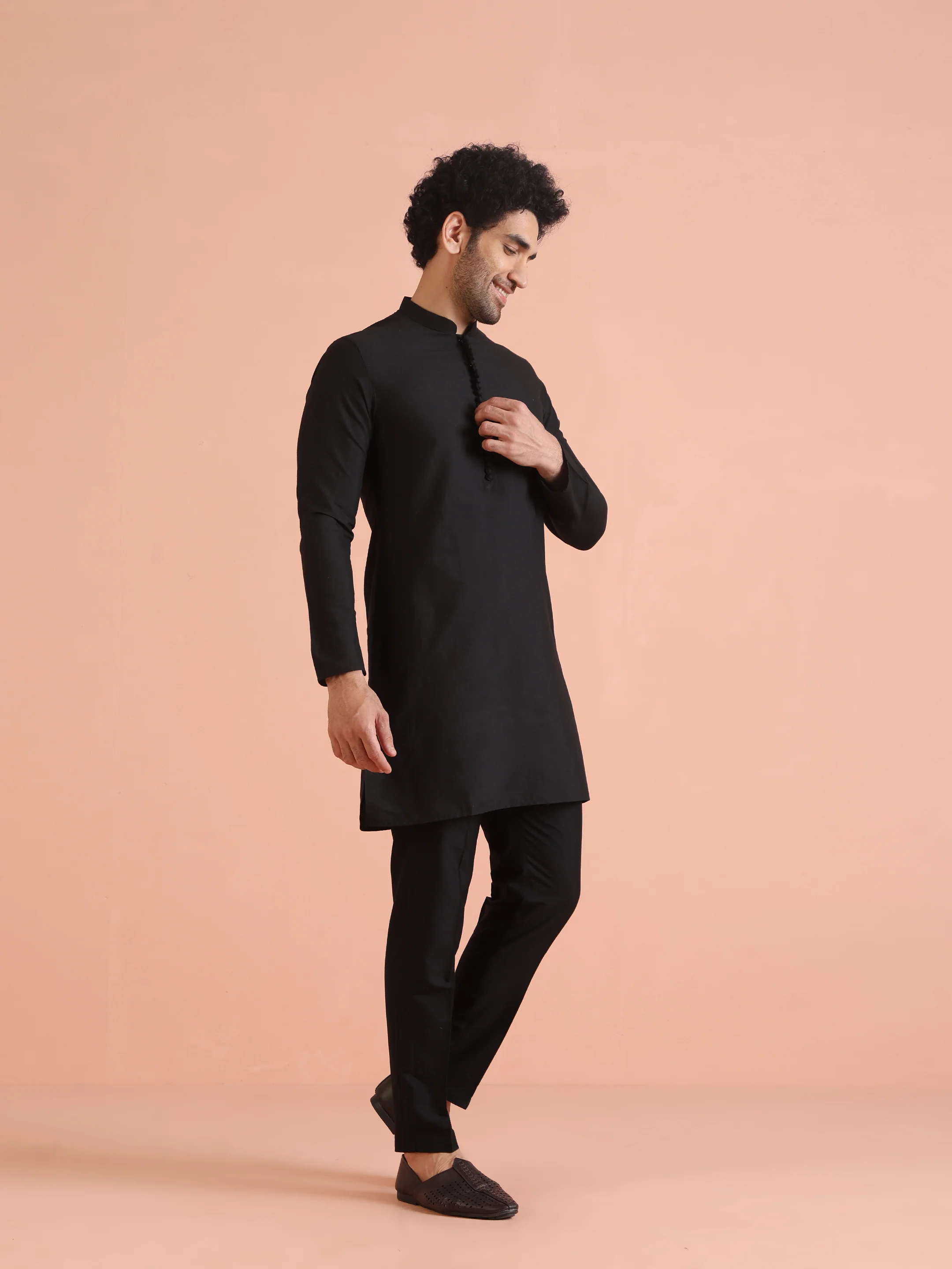 Black Silk Blend Solid Mid Kurta Trouser Set - Image 2