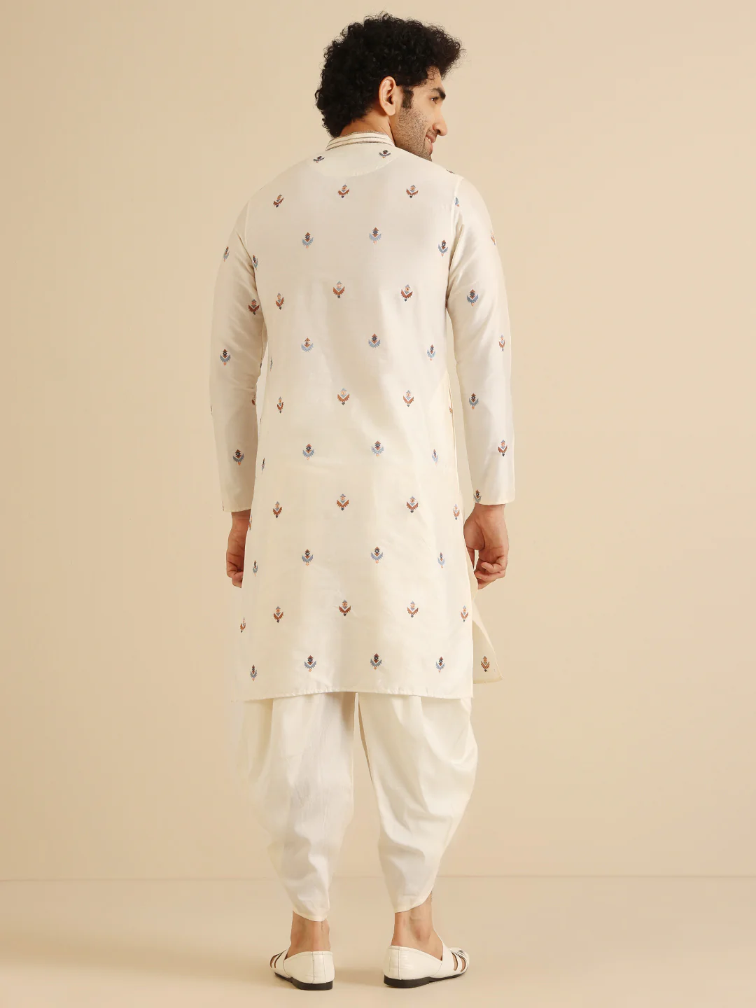 Cream Silk Blend Embroidered Kurta - Image 4