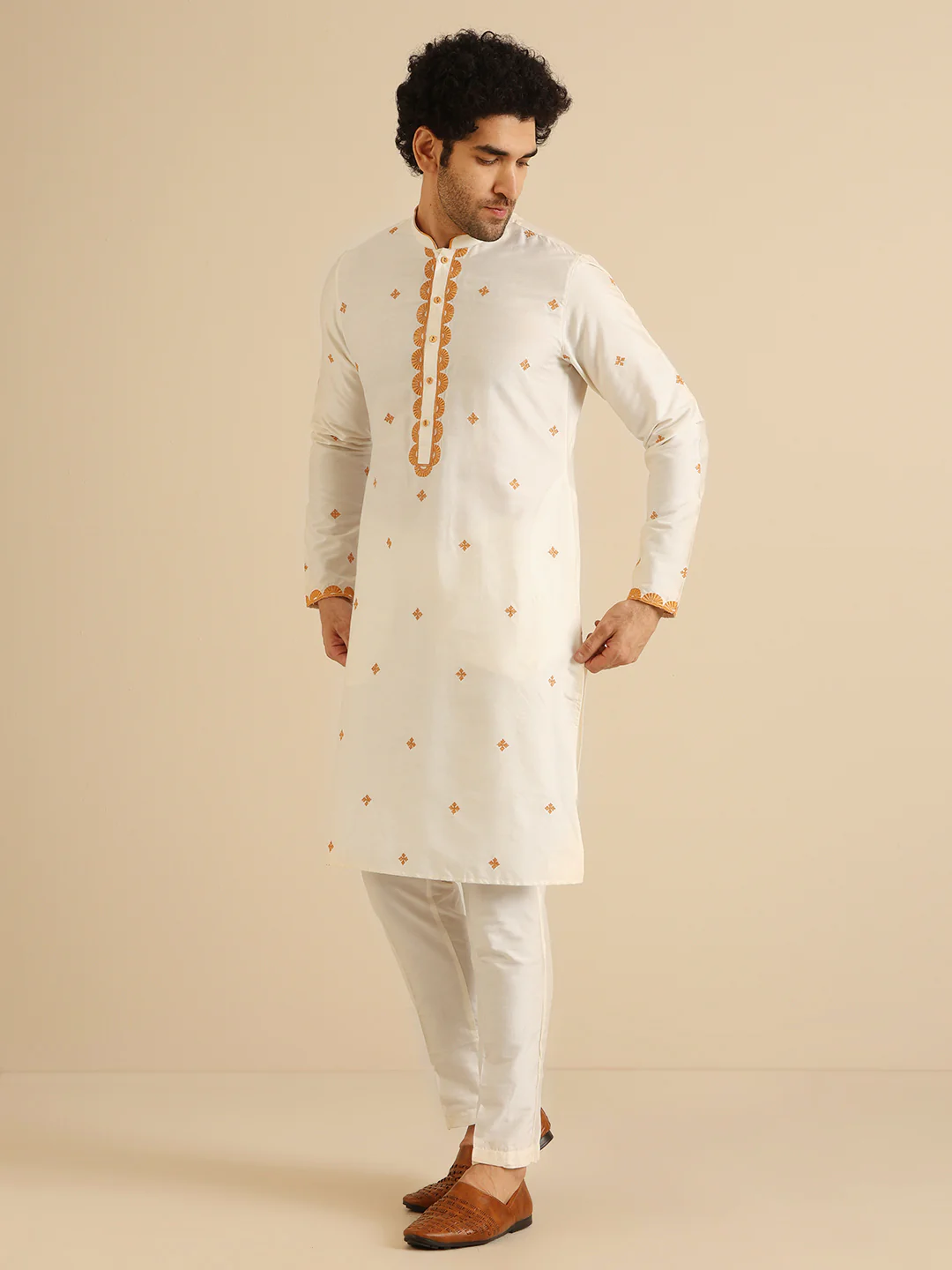 Men Off White Kurta Trouser Set - Image 3