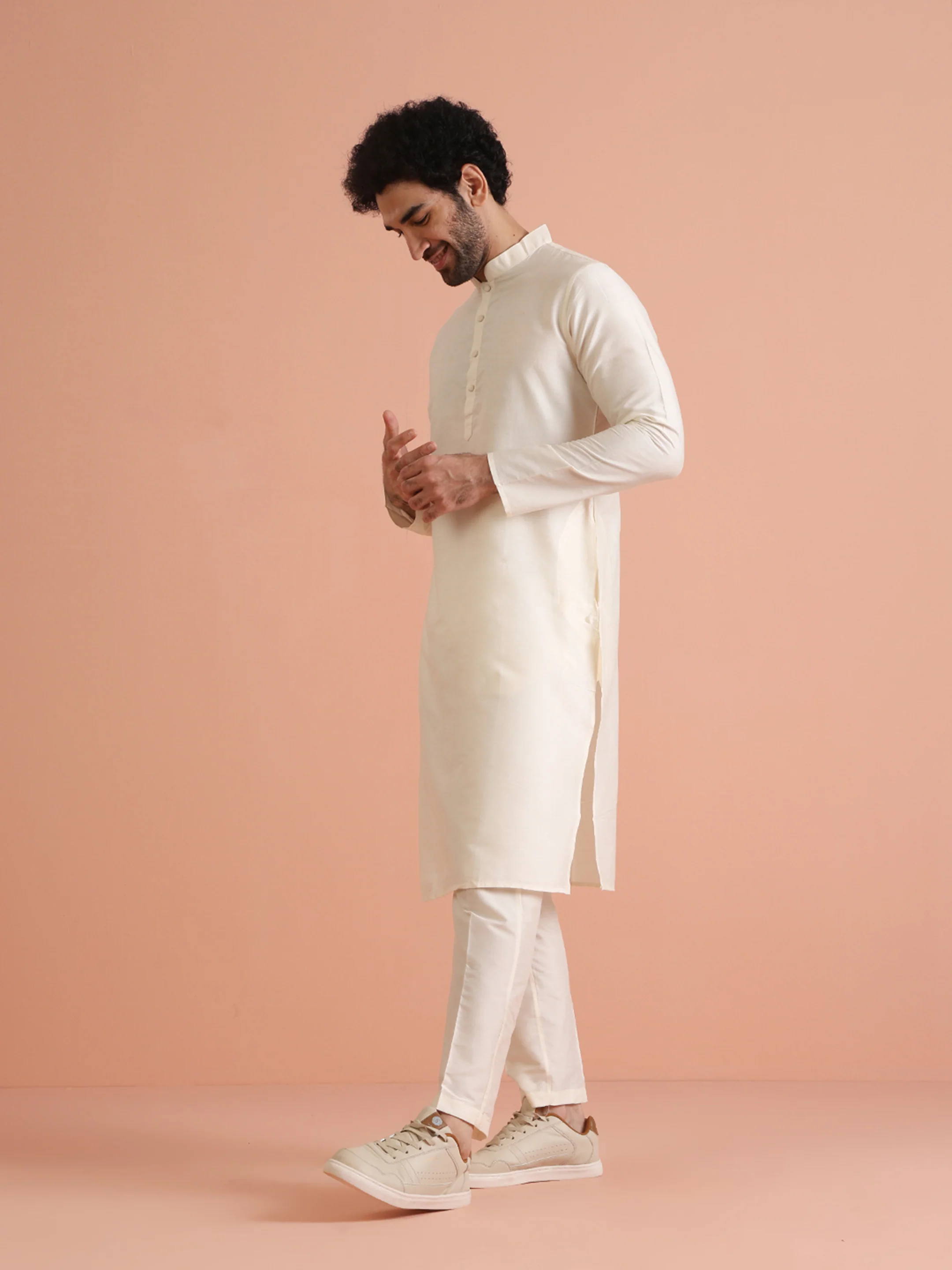 Men Off White Solid Silk Blend Kurta Set - Image 3