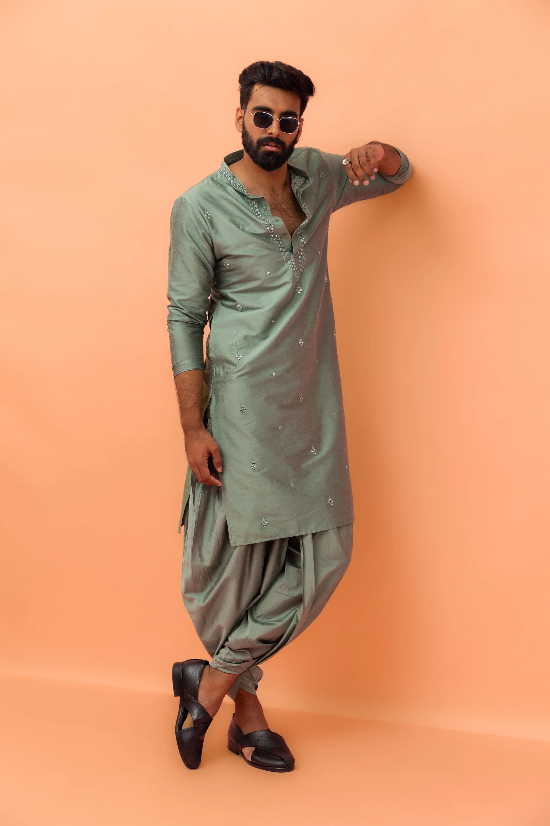 Light Green Silk Blend Mirror Work Kurta - Image 3