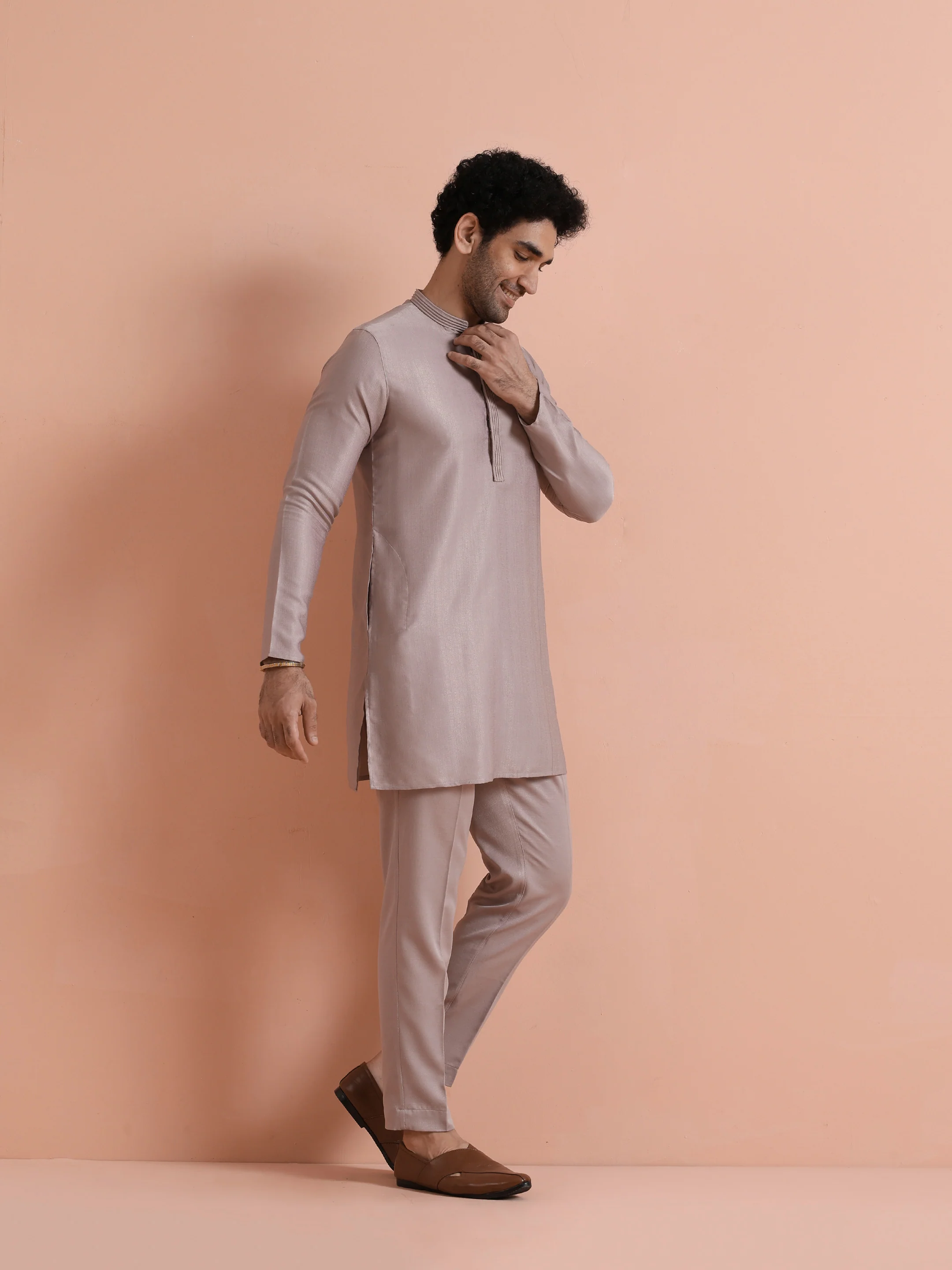 Mauve Silk Blend Solid Mid Kurta Trouser Set - Image 3