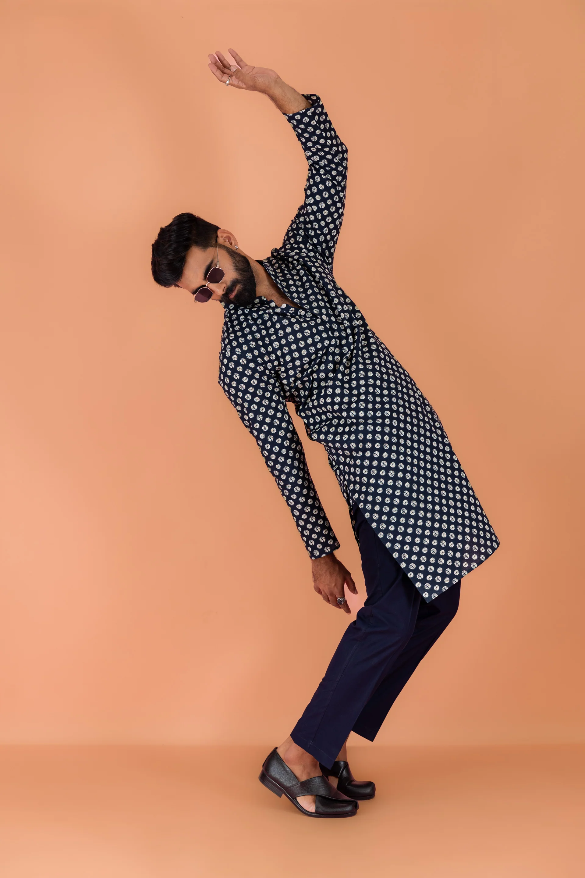 Men Navy Blue Tie & Dye Printed Kurta - Image 6