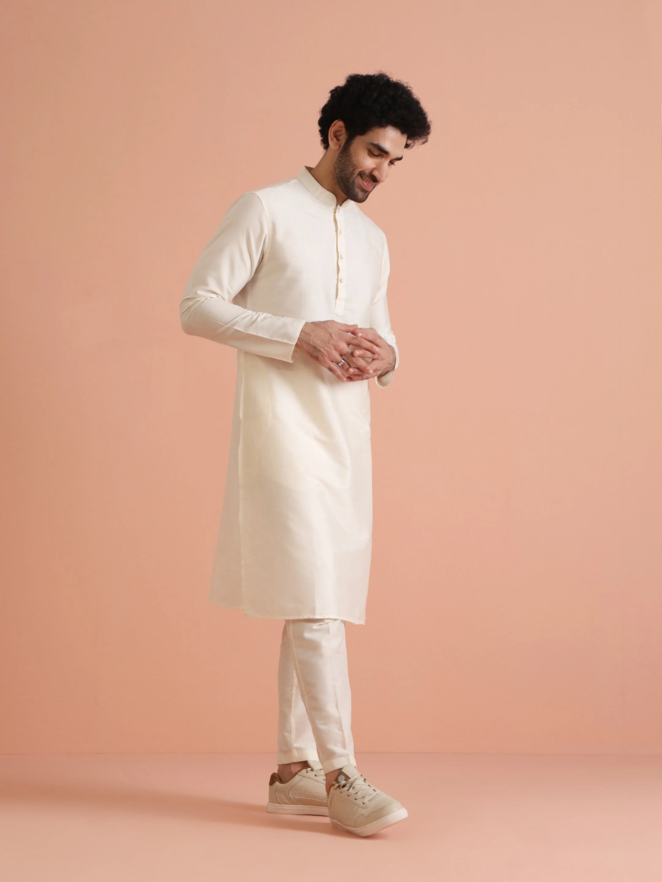Men Off White Solid Silk Blend Kurta Set - Image 2