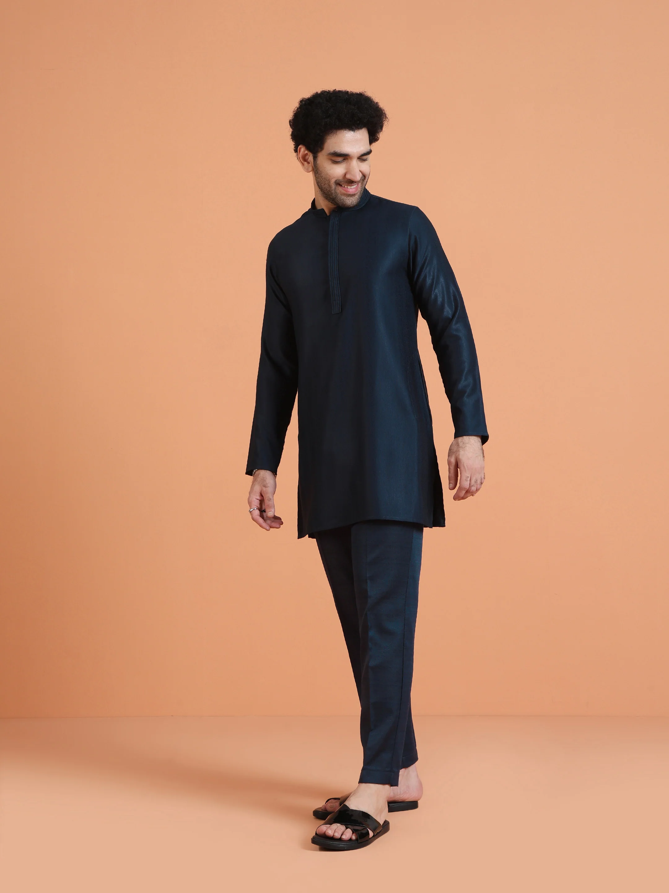 Navy Blue Silk Blend Solid Mid Kurta - Image 3