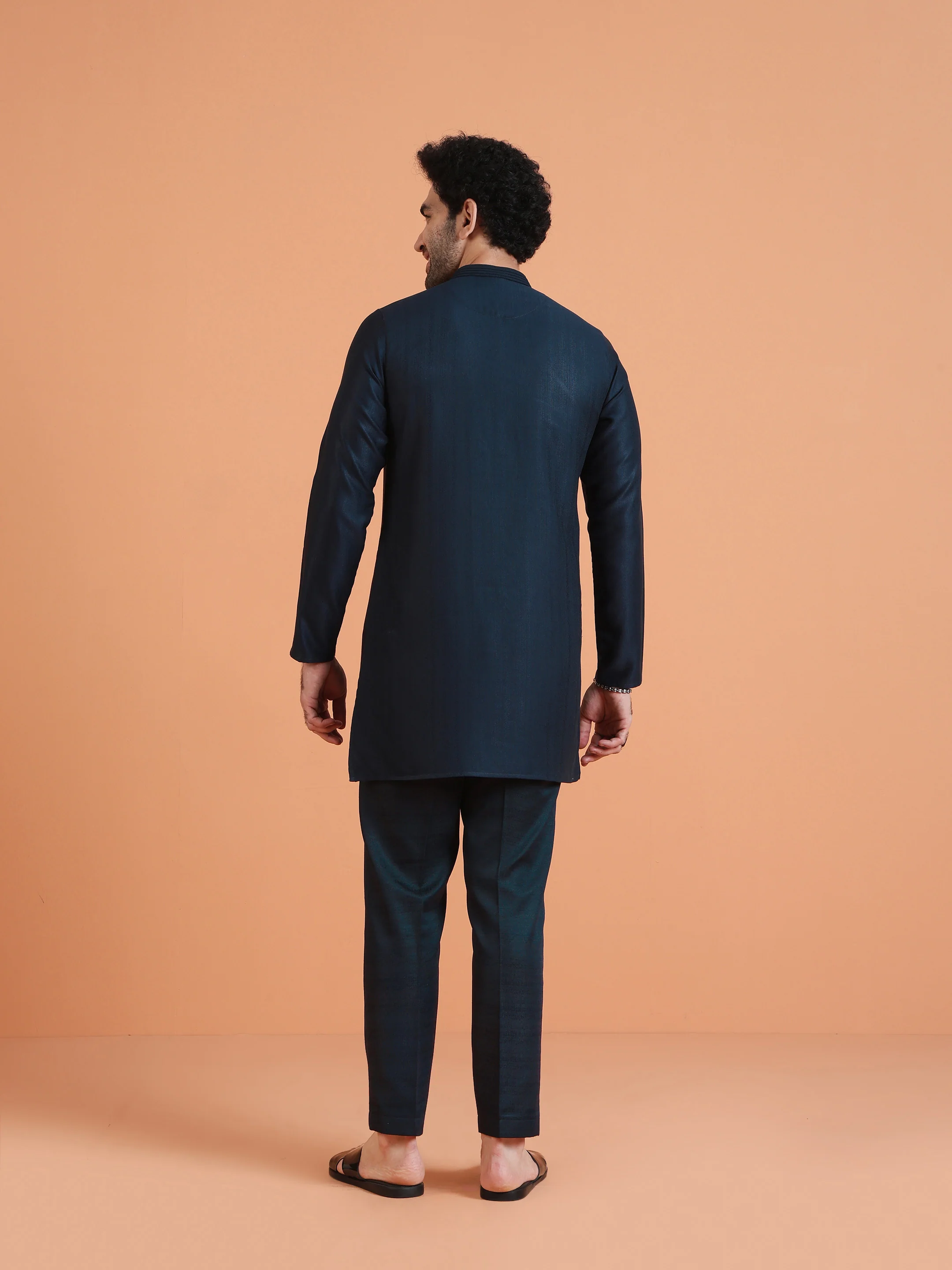Navy Blue Silk Blend Solid Mid Kurta - Image 4